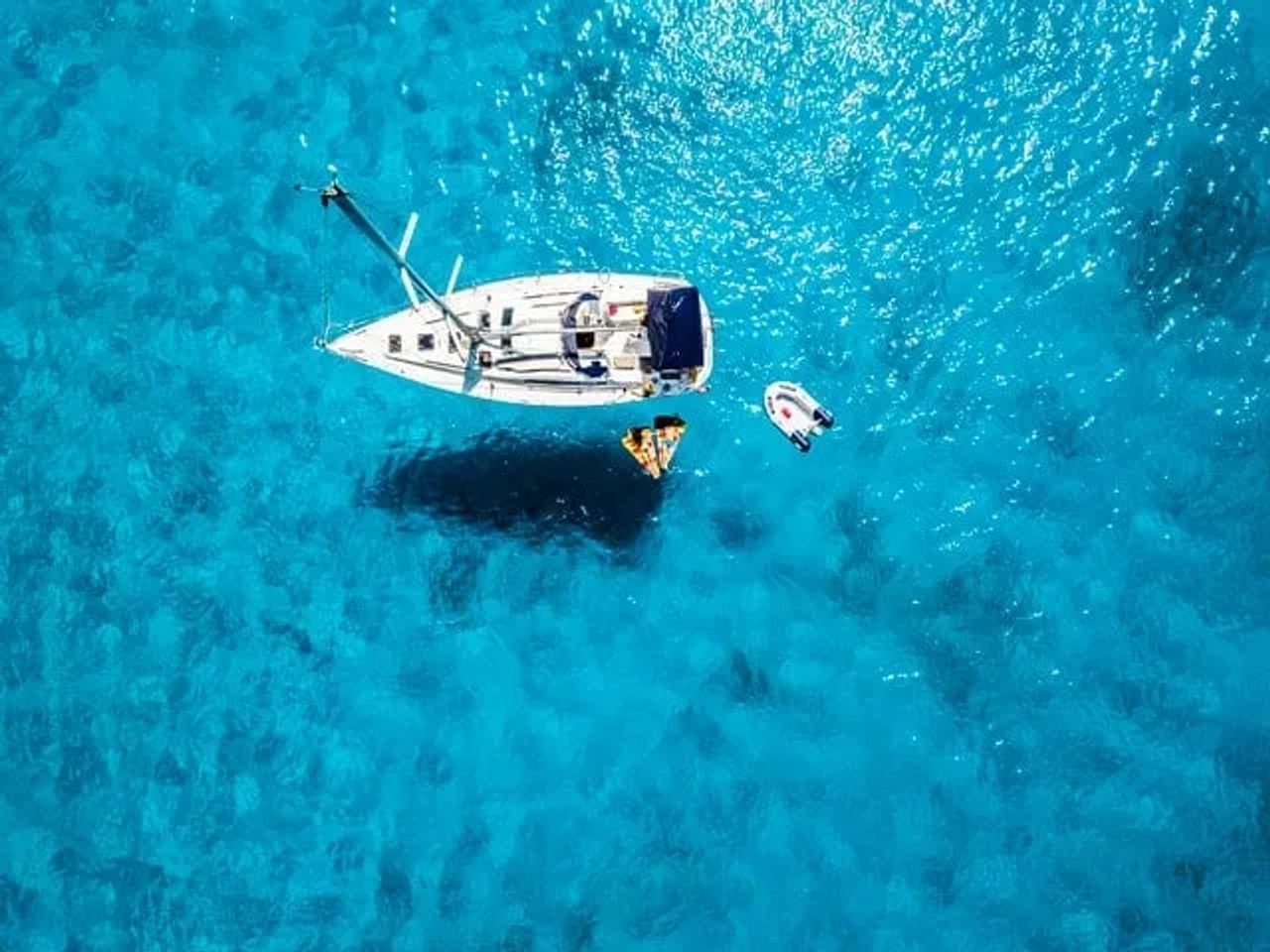 barco no meio da água azul nas ilhas baleares