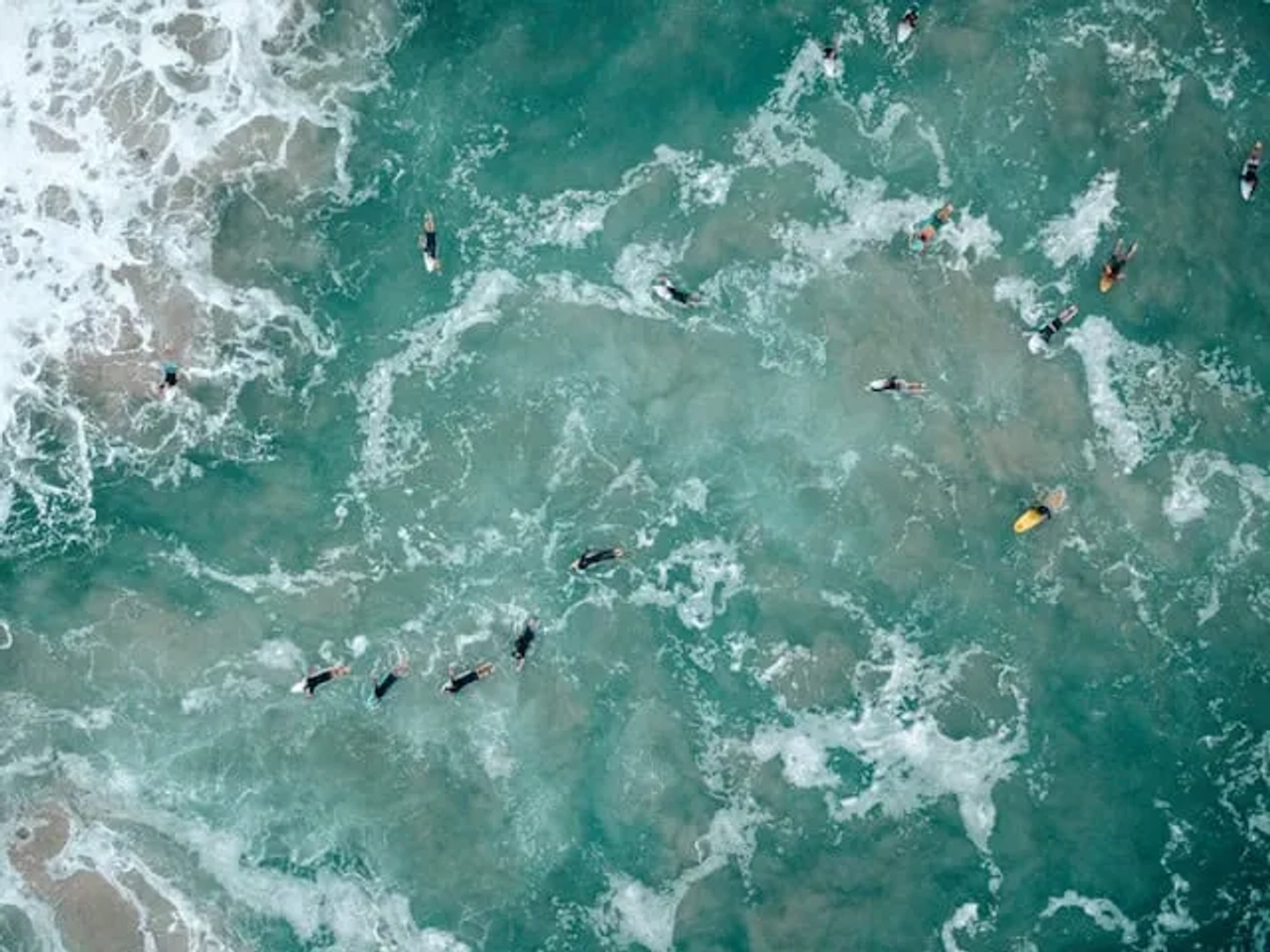 surfistas na gold coast vistos de cima no mar