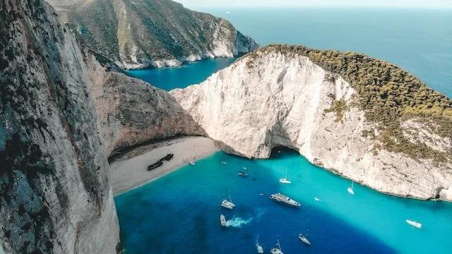 barcos na praia de navagio na grécia