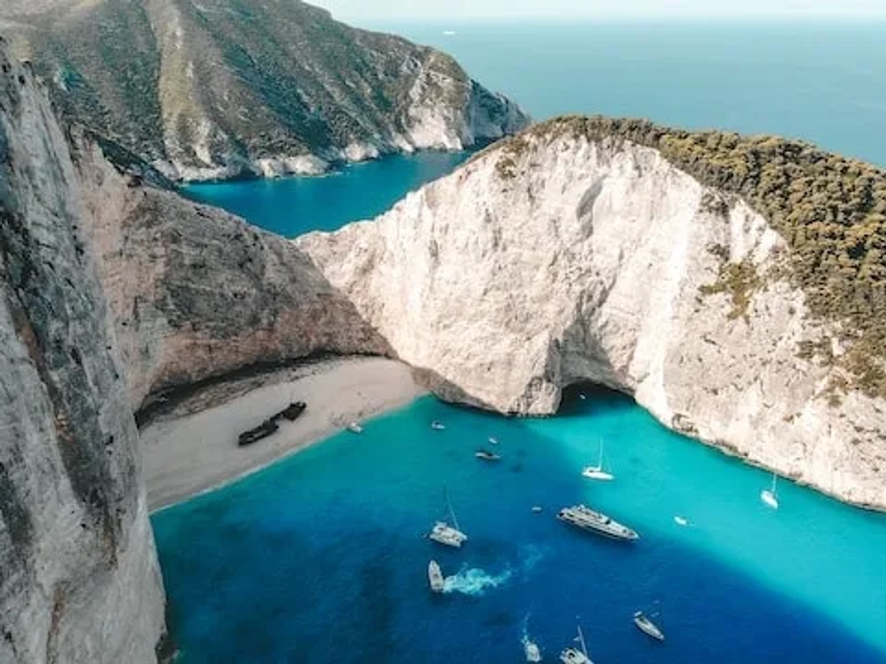 barcos na praia de navagio na grécia