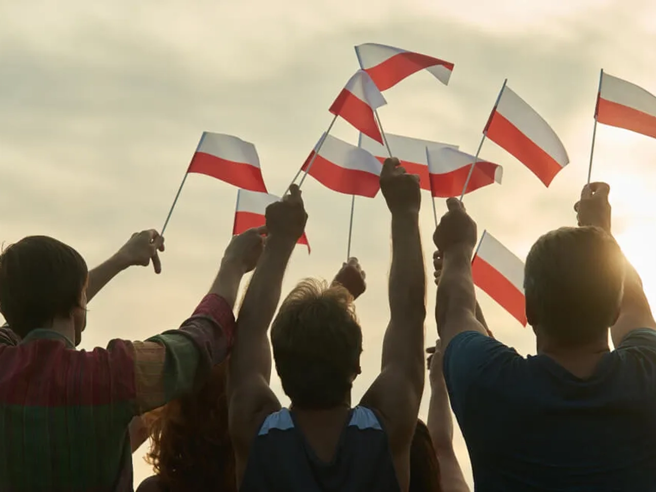 pessoas com bandeiras da polonia
