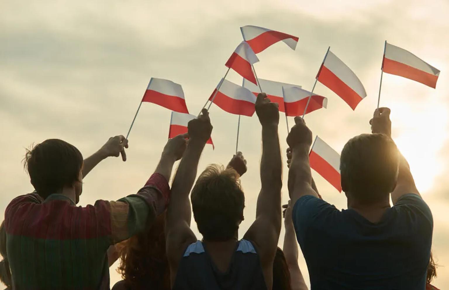 pessoas com bandeiras da polonia