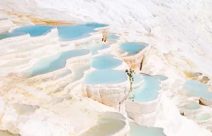 Terrazas de travertino con aguas termales en Pamukkale, Turquía.