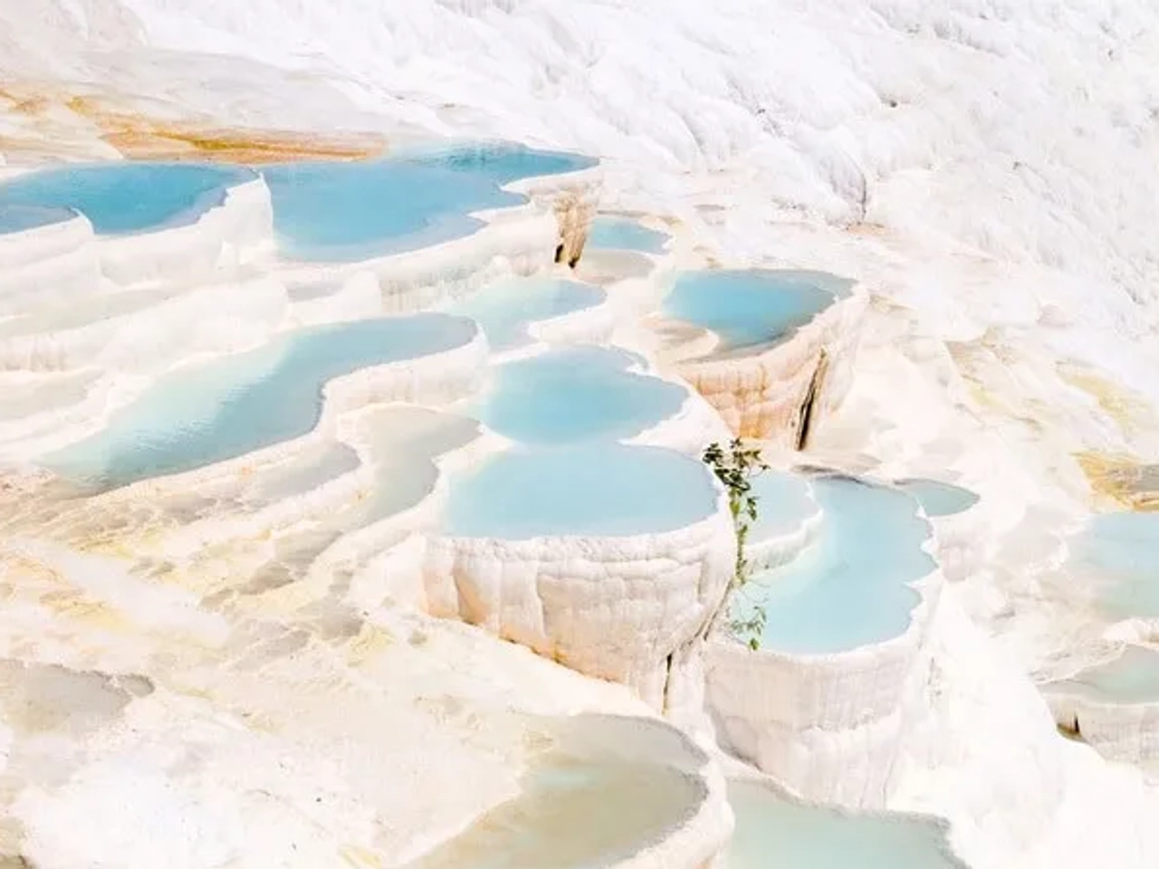 Terrazas de travertino con aguas termales en Pamukkale, Turquía.