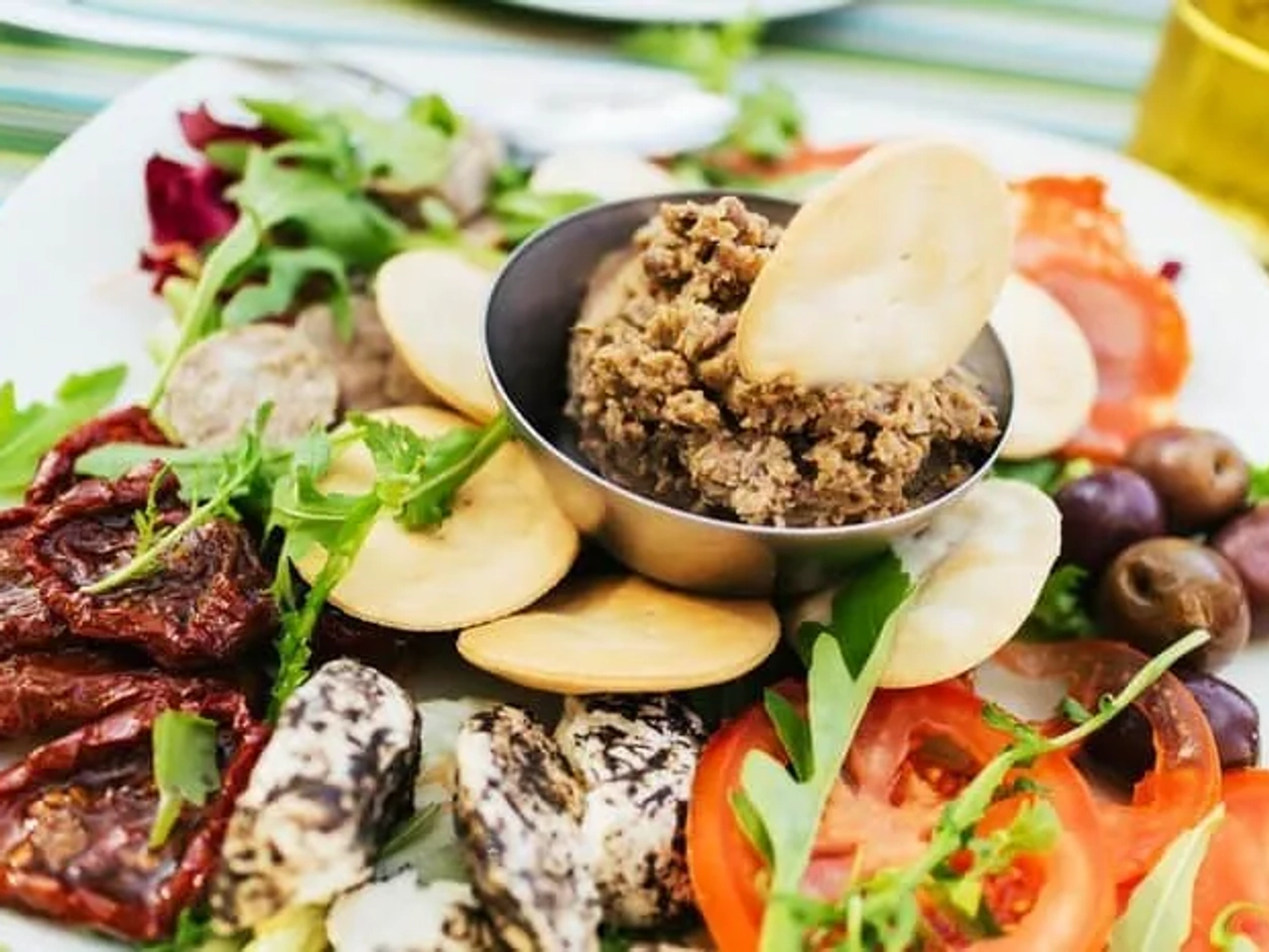 Prato variado com pastas, vegetais, azeitonas e ingredientes típicos de Malta.