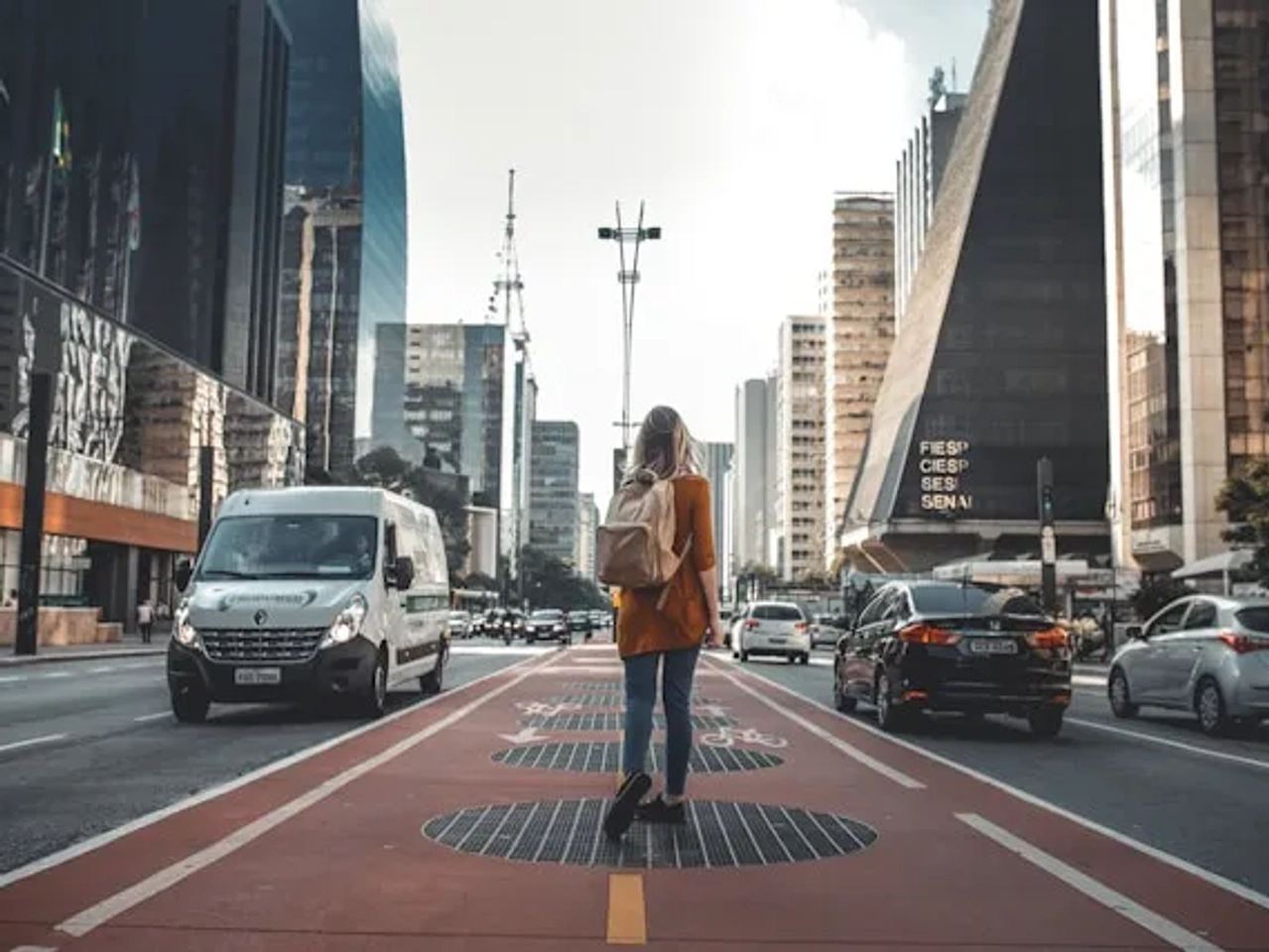 rapariga com uma mochila as costas na avenida paulista em sao paulo no brasil