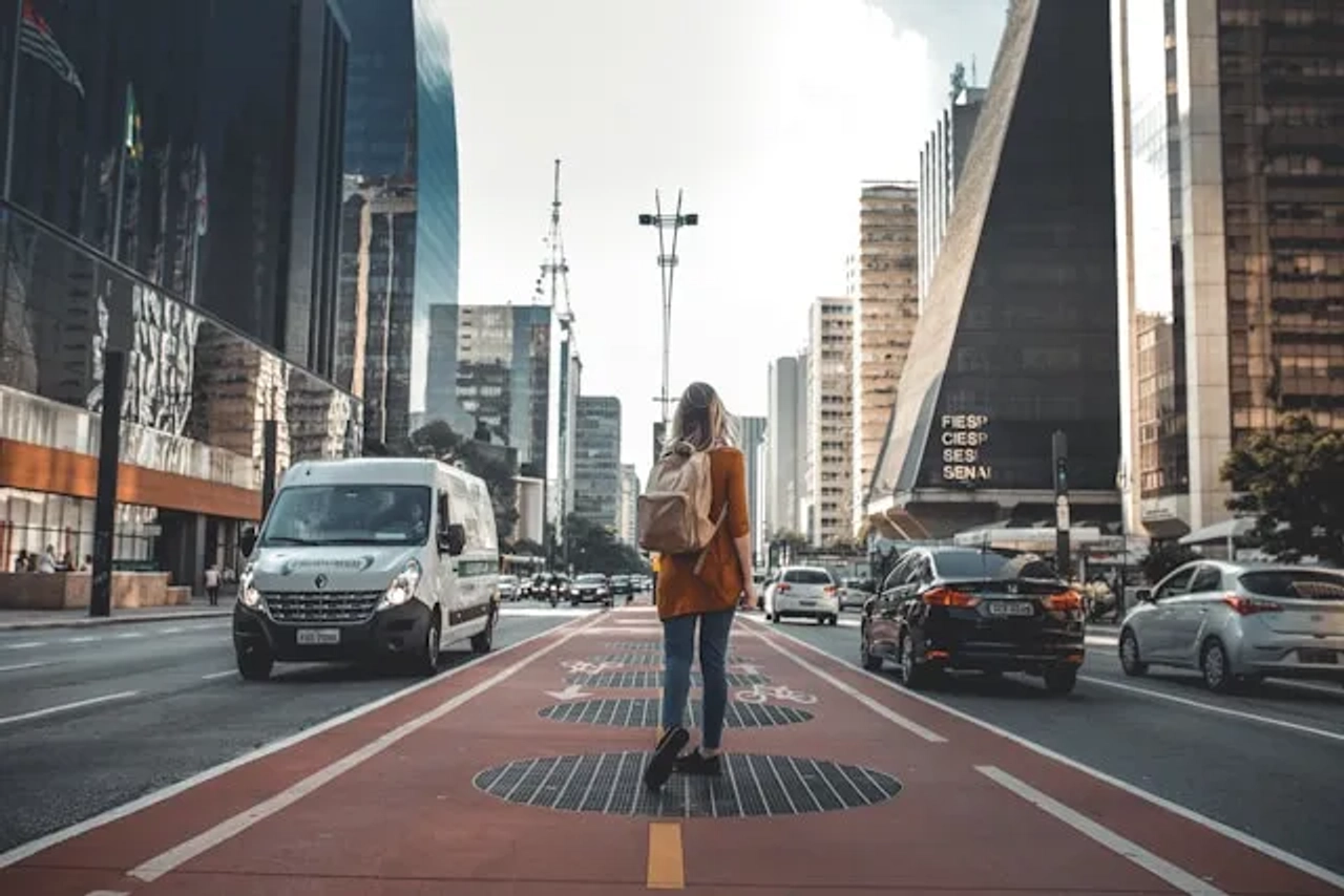 rapariga com uma mochila as costas na avenida paulista em sao paulo no brasil