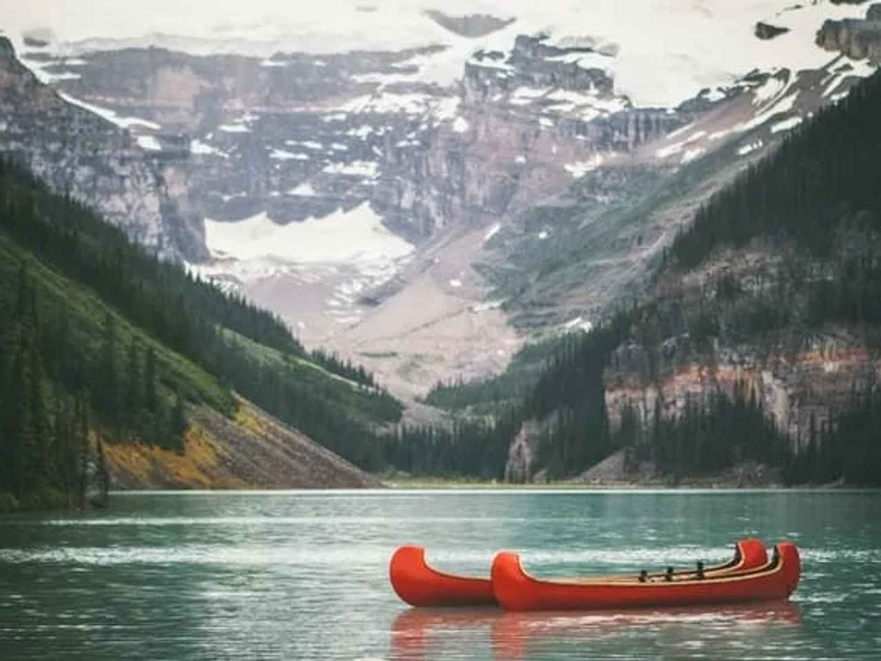 dois barcos laranja no lago Louise no Canada