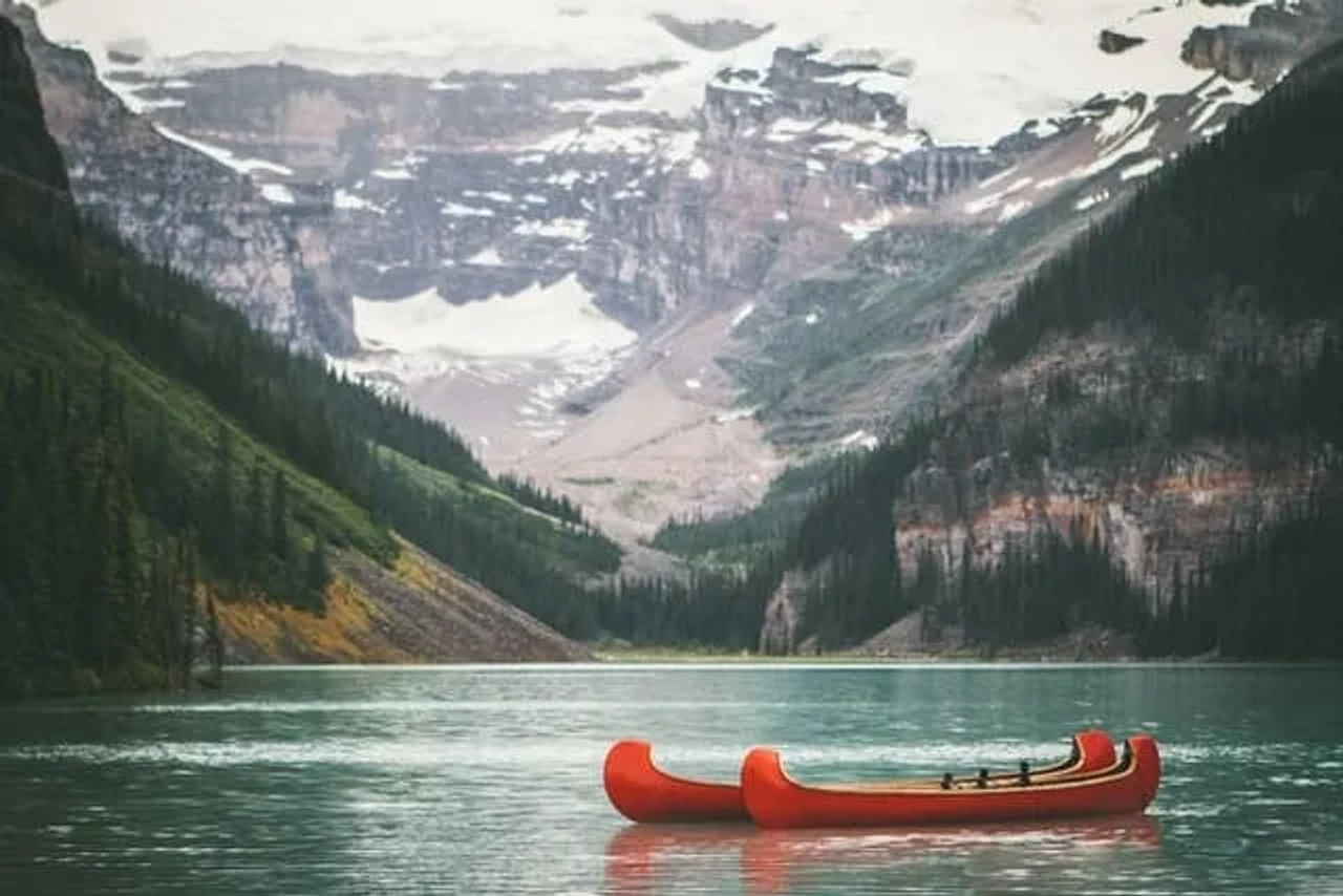 dois barcos laranja no lago Louise no Canada