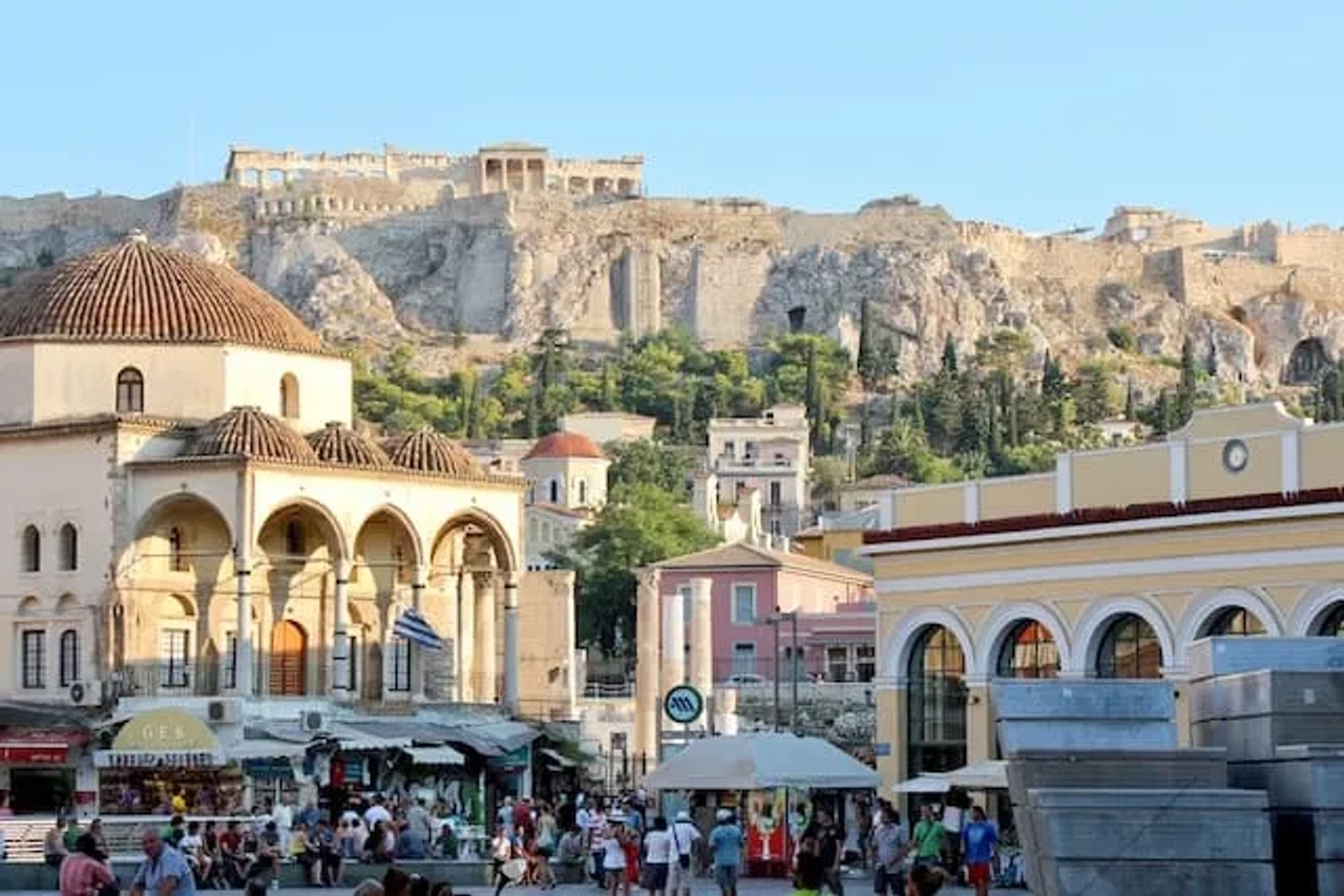 pessoas a passear pelo centro de atenas na grécia