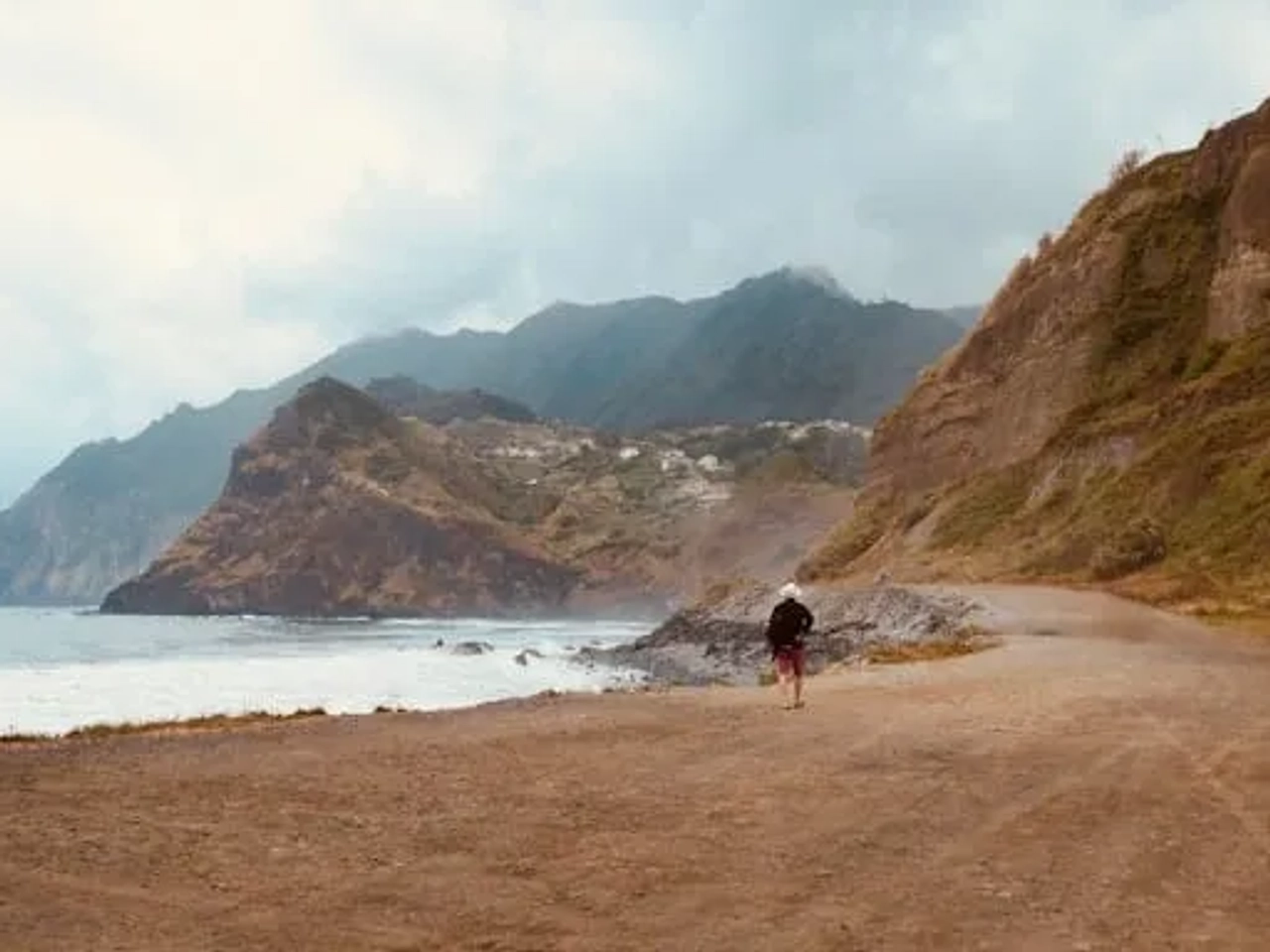 homem a passear em porto da cruz na madeira