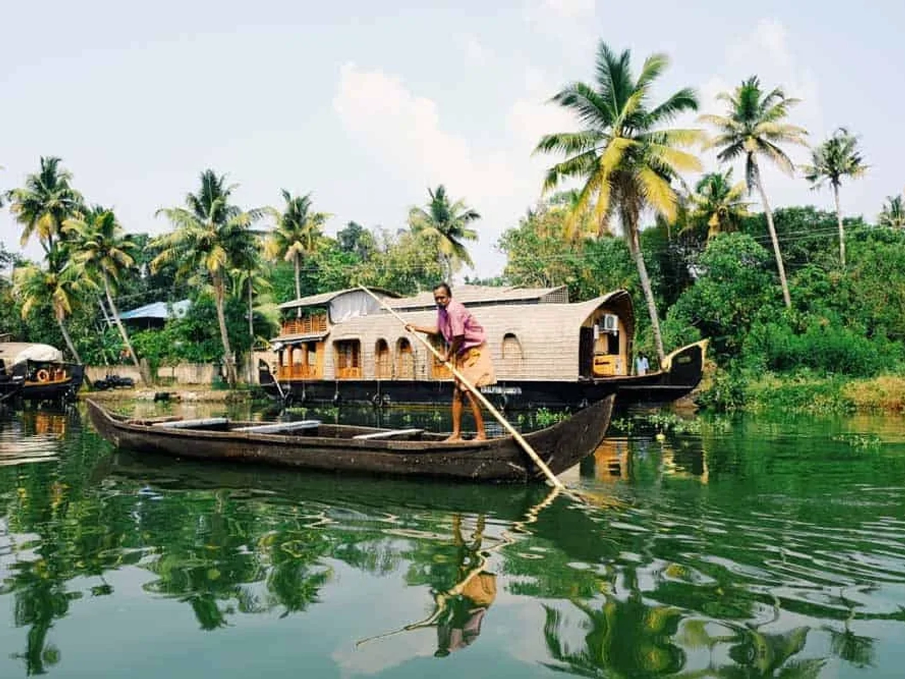 senhor em cima de barco na india