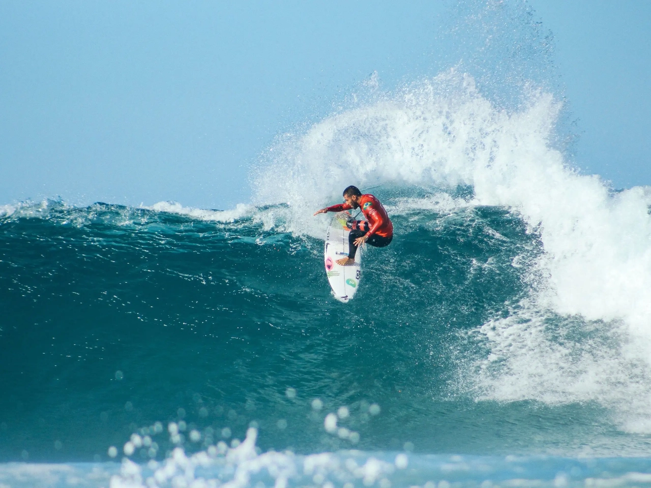 Surfista a surfar onde grande