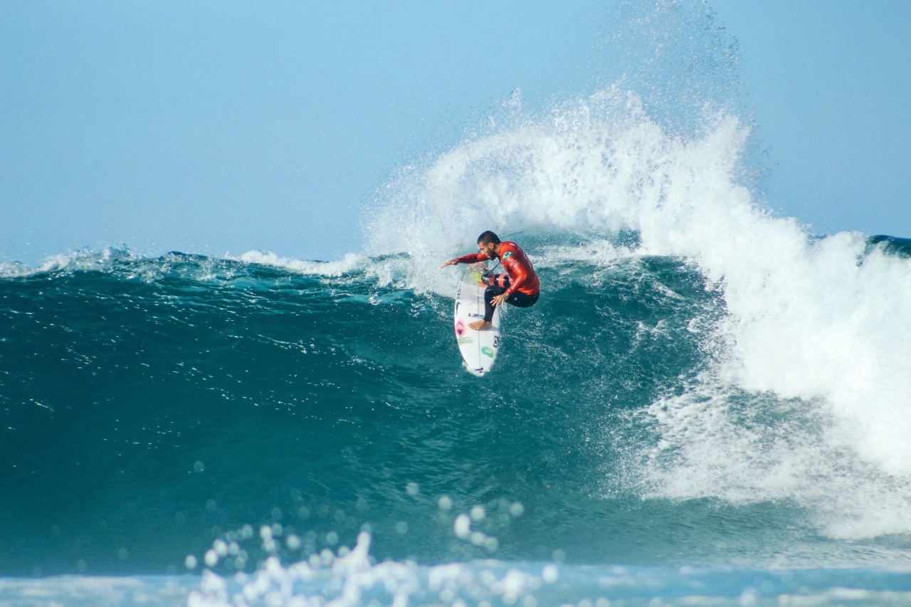 Surfista a surfar onde grande