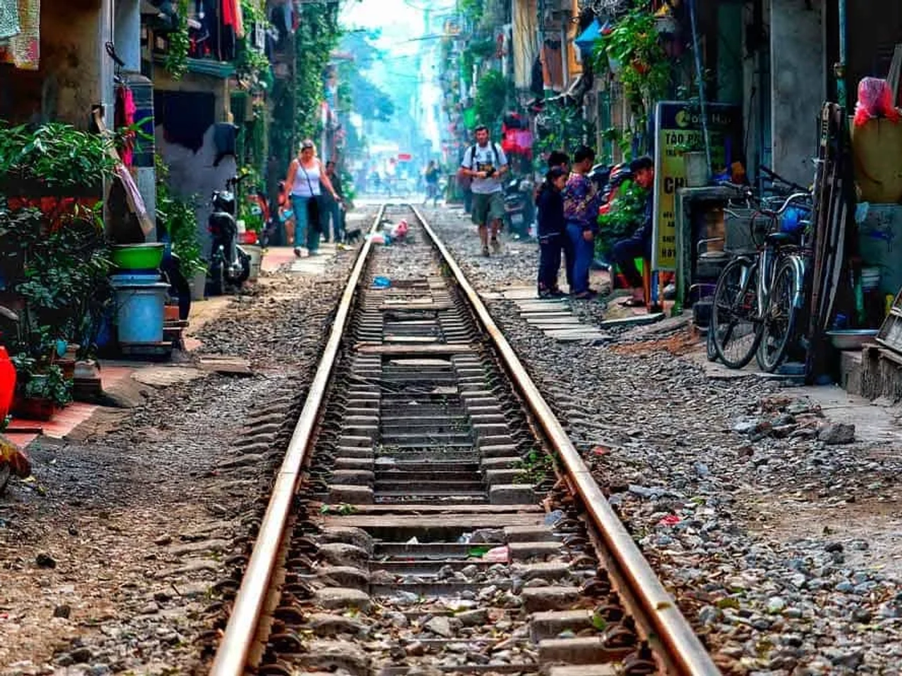 el tren callejero de Hanói
