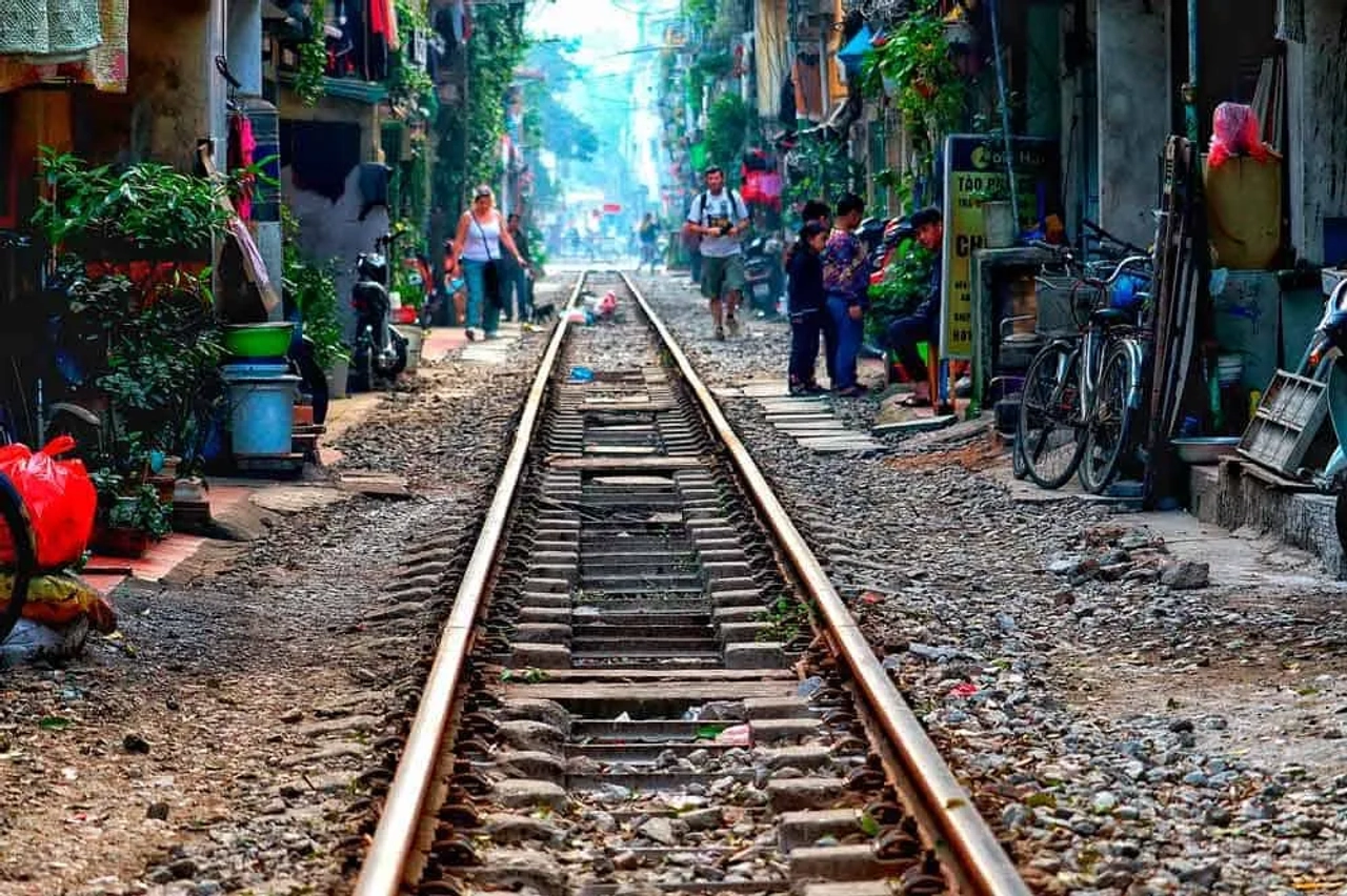 el tren callejero de Hanói
