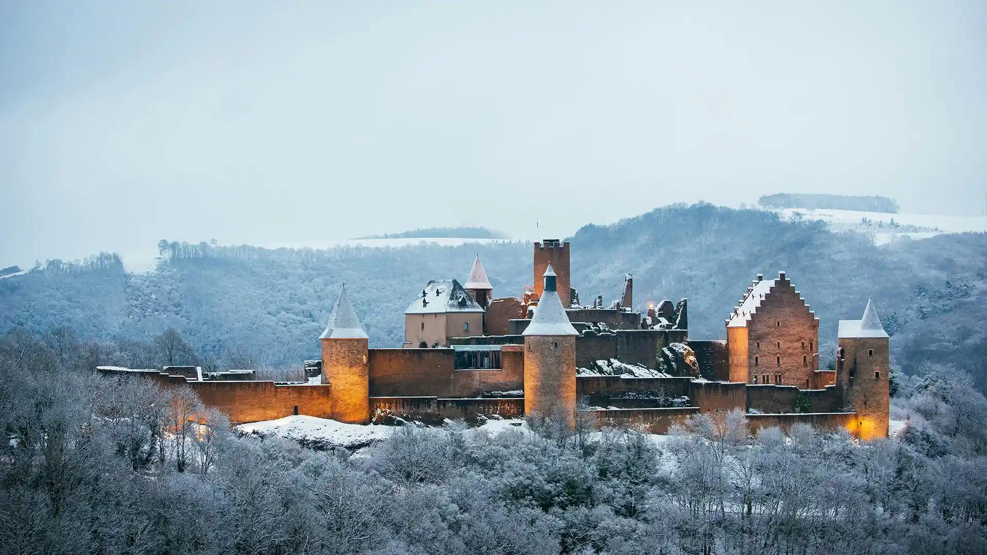 Castillo de Vianden nevado durante un viaje a Luxemburgo