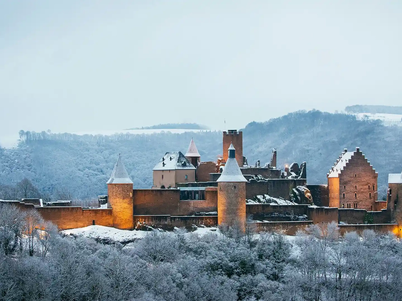 Castillo de Vianden nevado durante un viaje a Luxemburgo