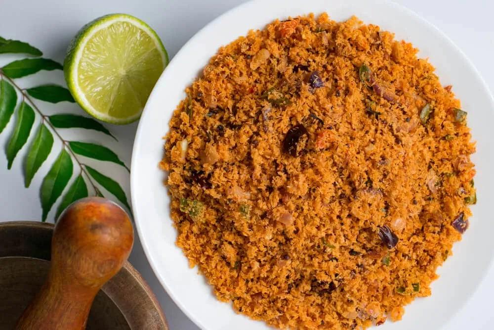 sambol em prato branco