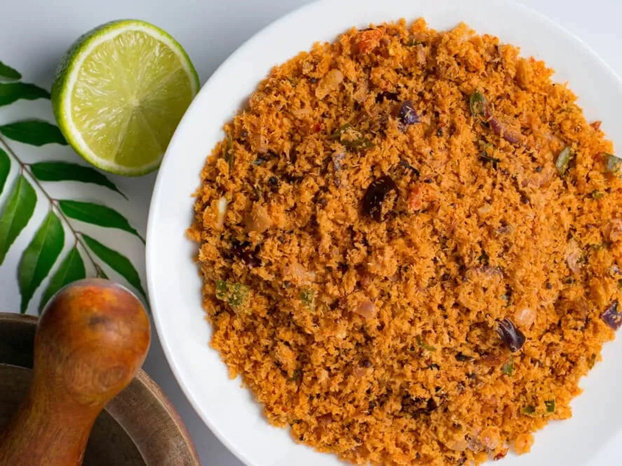 sambol em prato branco