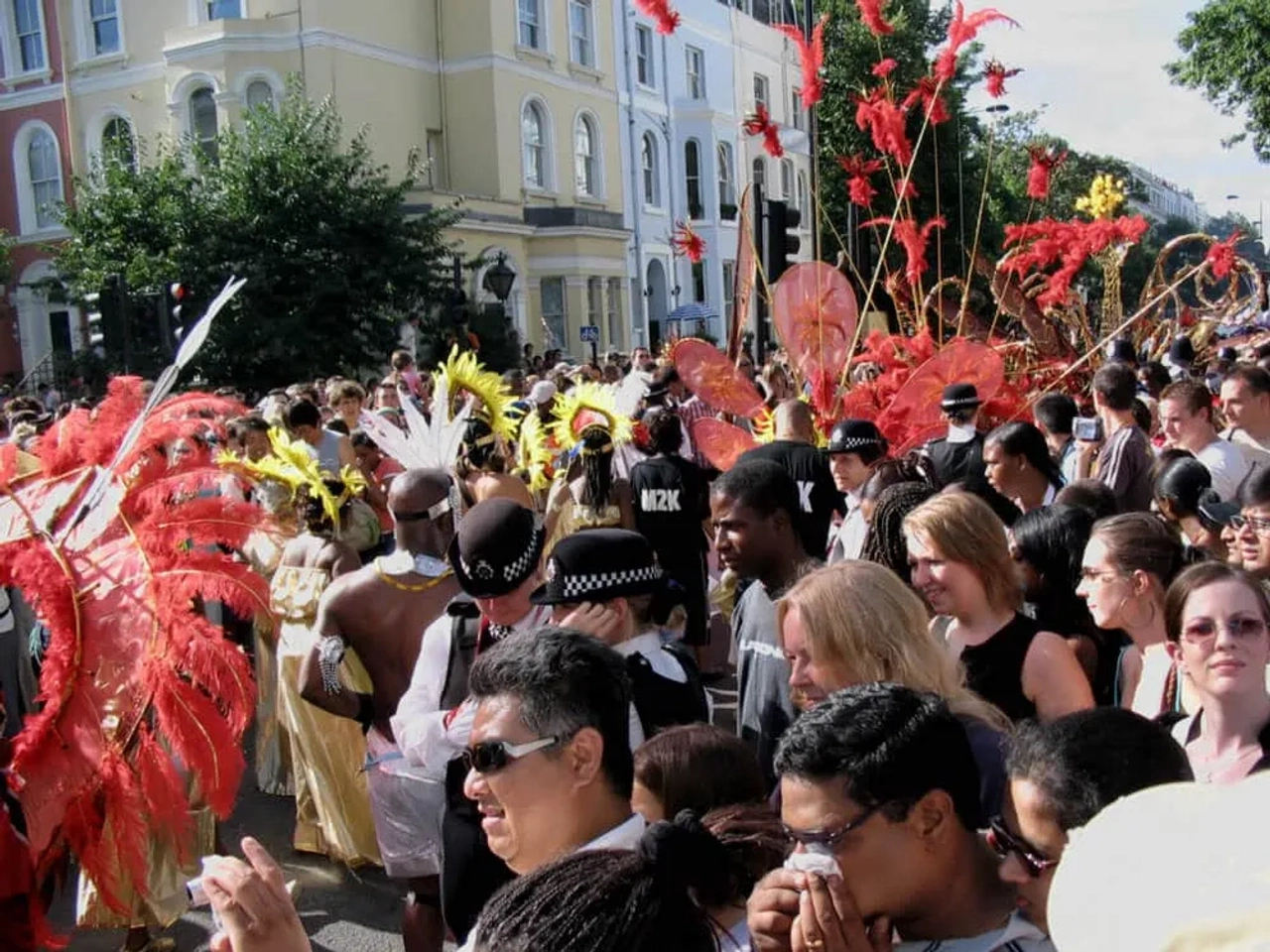 multidao durante o desfile de carnaval de notting hill