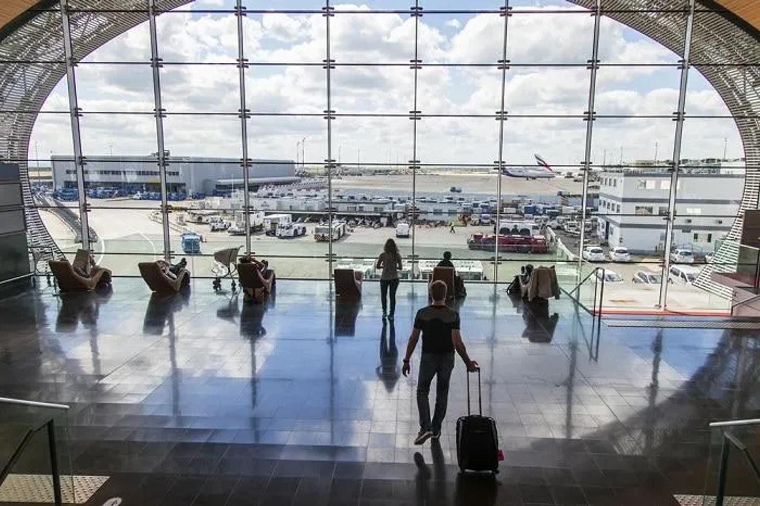 pessoas a espera do voo num aeroporto de paris