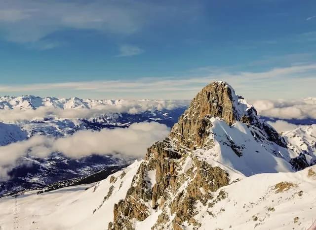 Pico alto acima dos 3800m de altitude sobre as nuvens perto da estância de esqui de Courchevel, França
