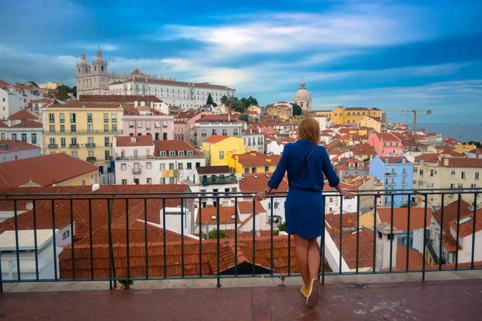 mulher a olhar para a vista panoramica de lisboa