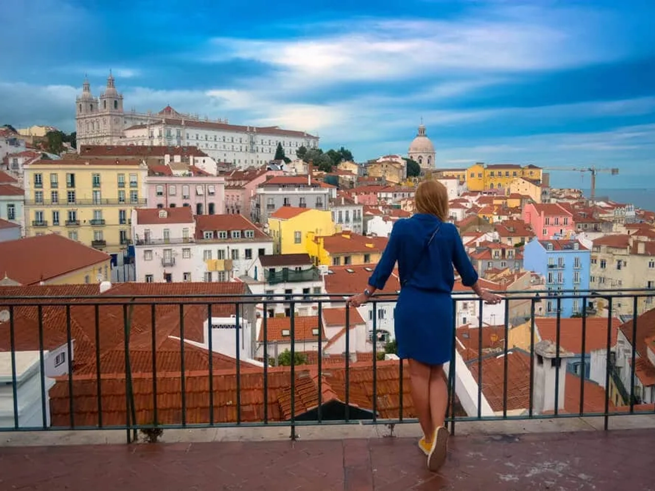 mulher a olhar para a vista panoramica de lisboa