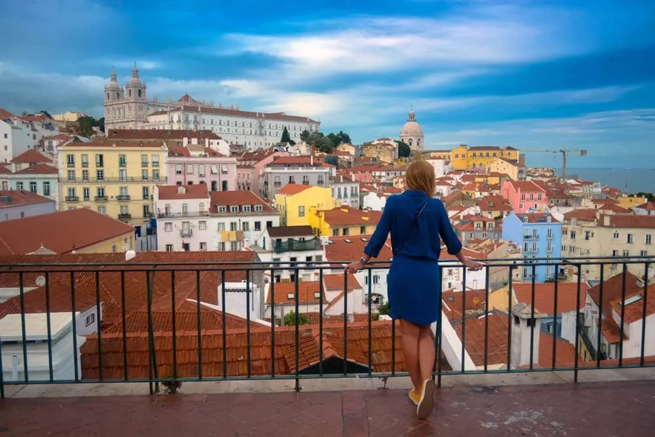 mulher a olhar para a vista panoramica de lisboa