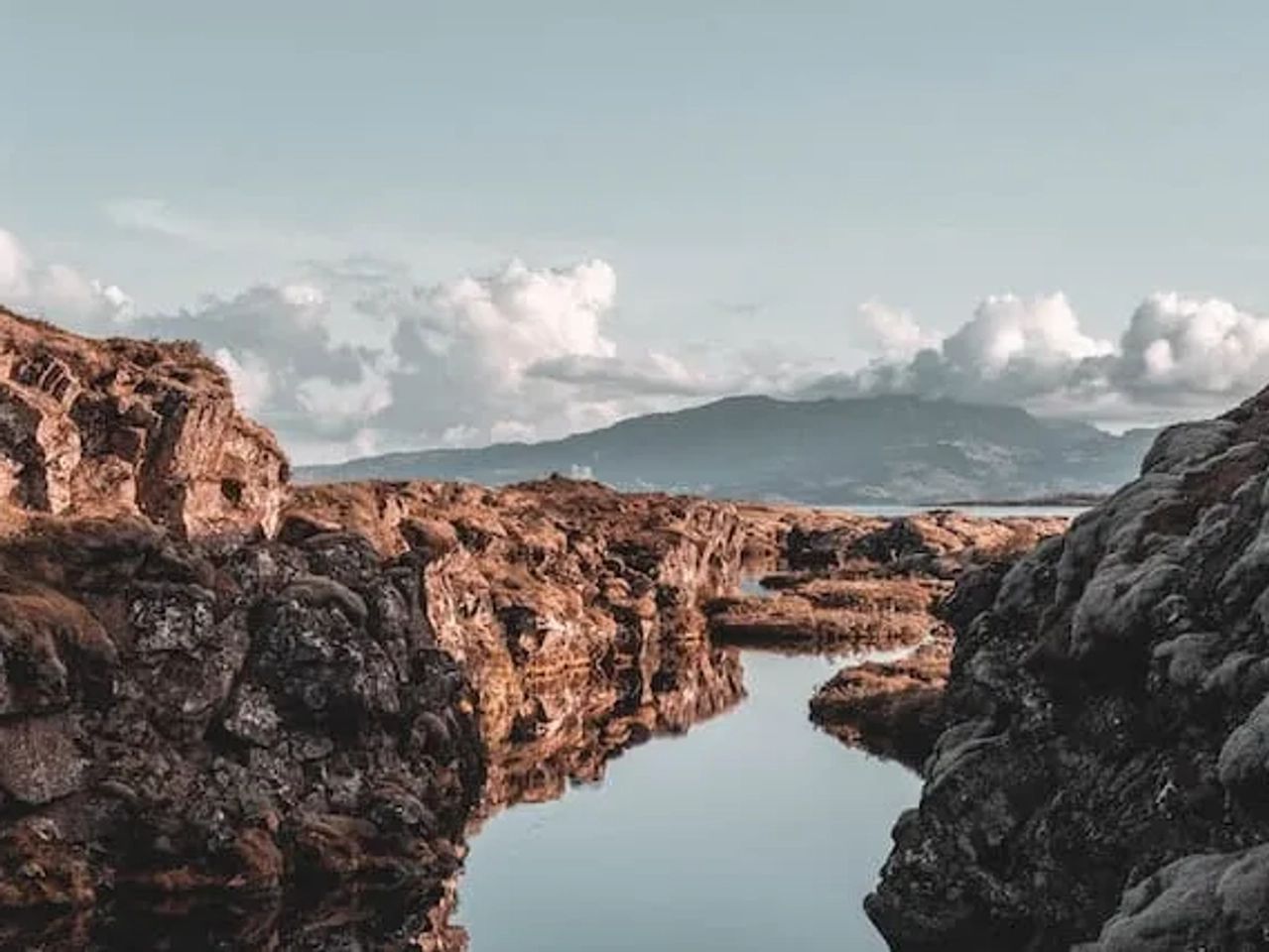 montanhas rochosas em Thingvellir National Park na Islândia