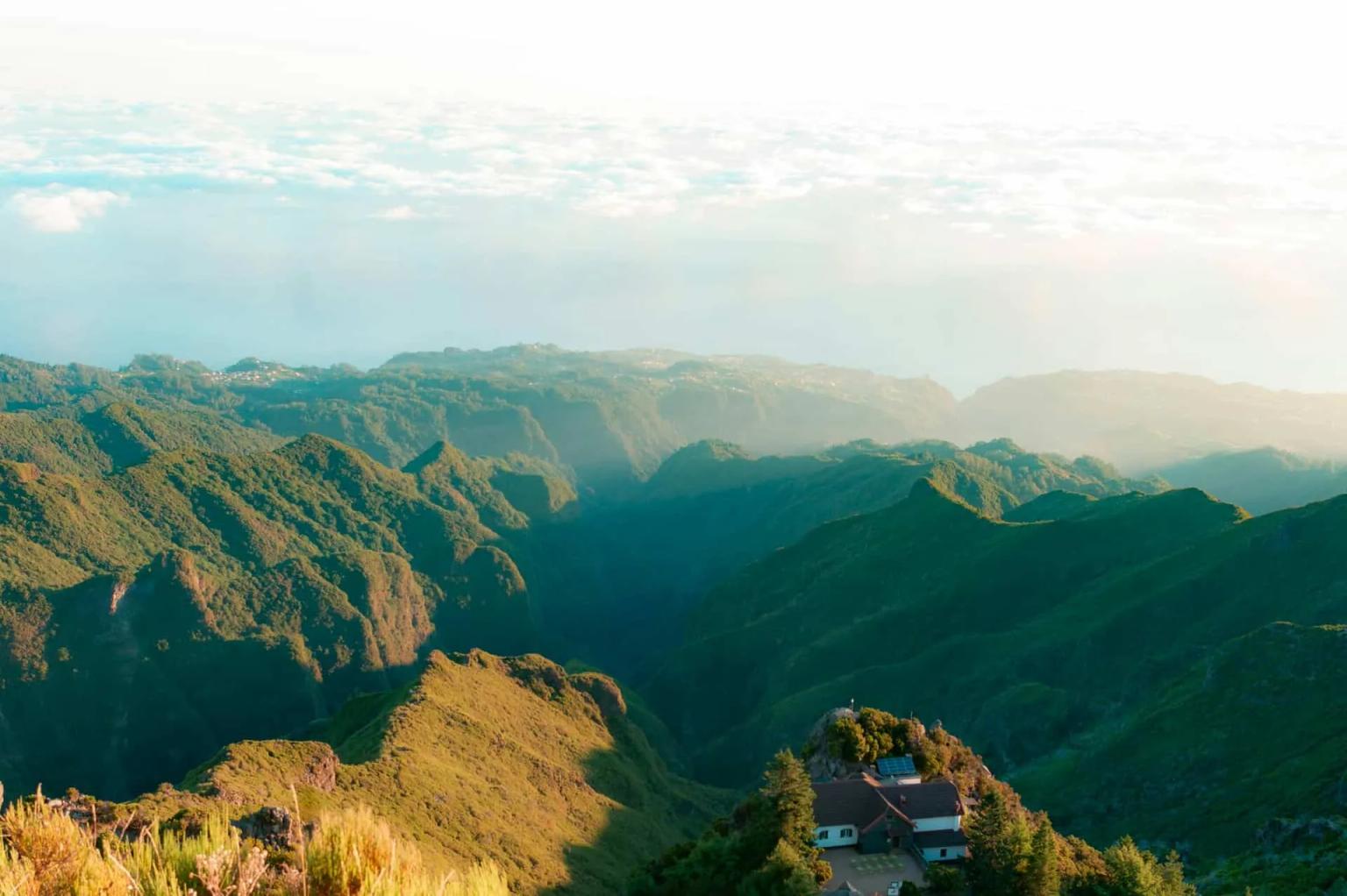 montanhas verdes na ilha da madeira ao por do sol