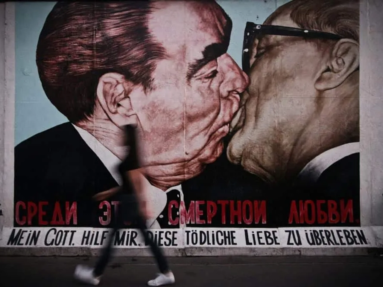 Mural icónico de Berlín que representa un beso entre líderes históricos.