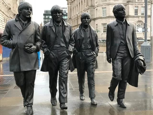 estátua de 4 homens em liverpool