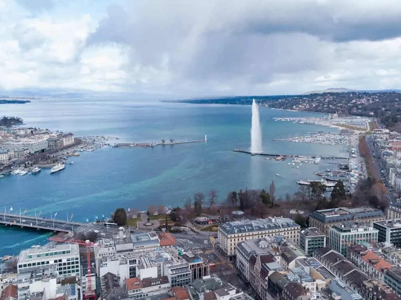 Vista panorâmica de Genebra, destacando o Lago e o famoso Jato d'Água.