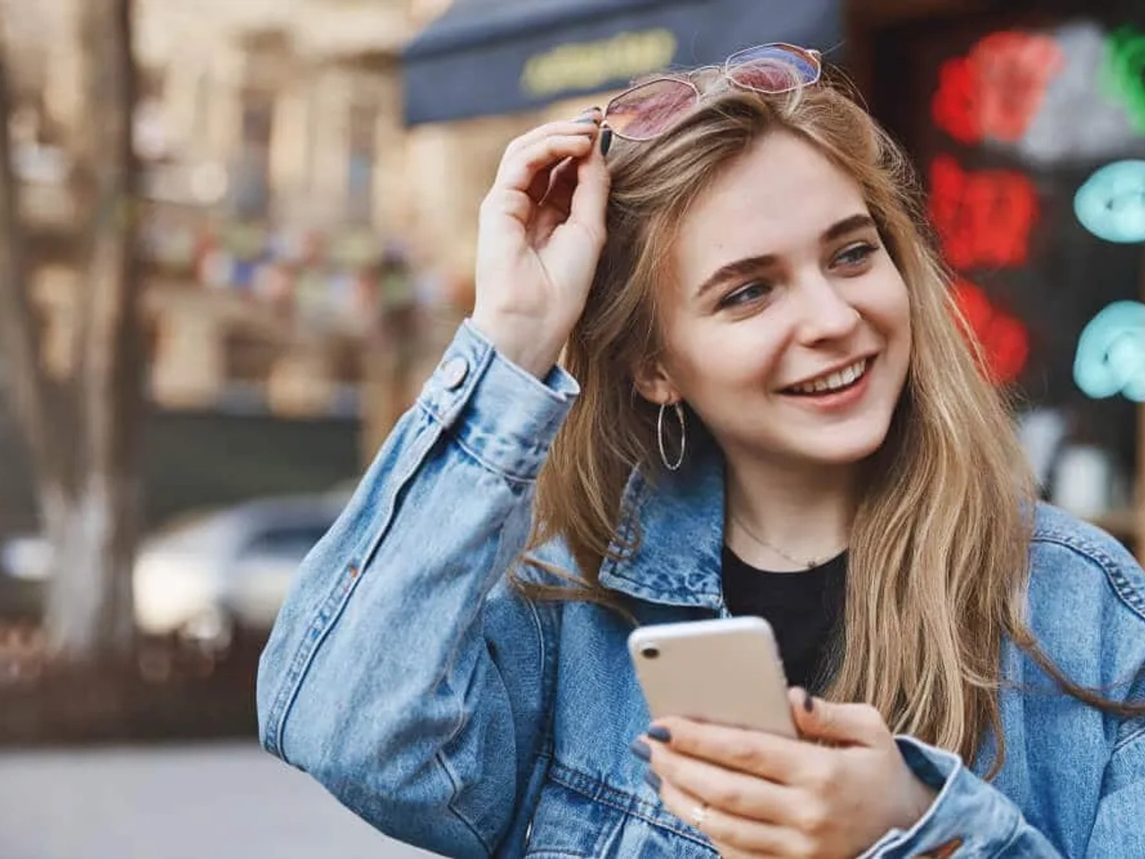 mulher de viagem com telemovel na mao