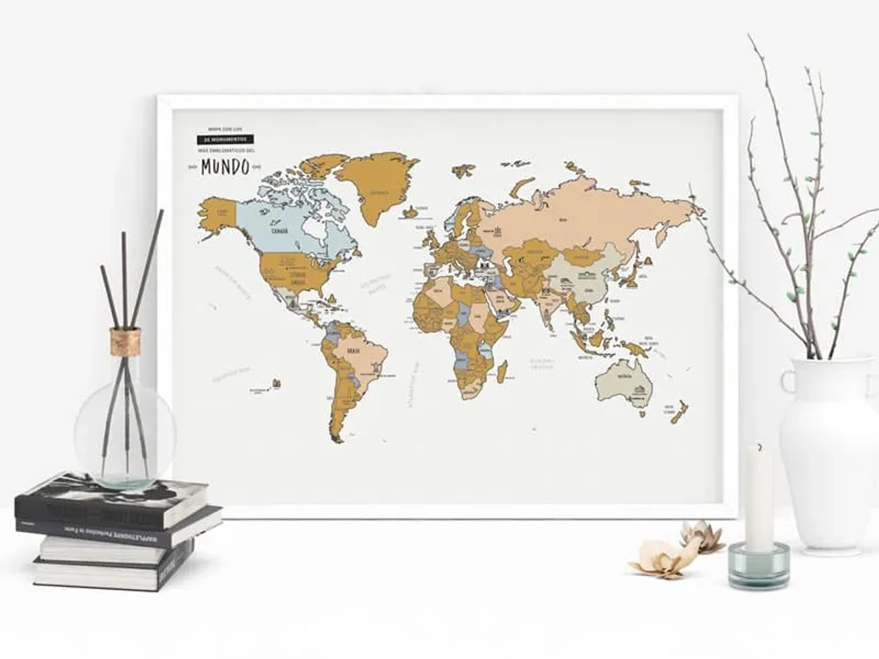 Mapa del mundo rascable enmarcado, decorado con elementos de hogar.