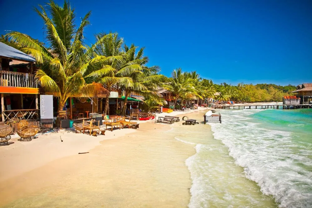 bares na praia da ilha de koh rong