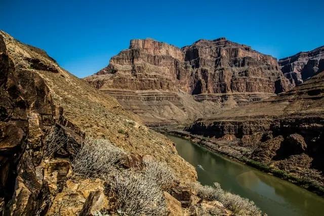 ria entre montanhas durante o dia