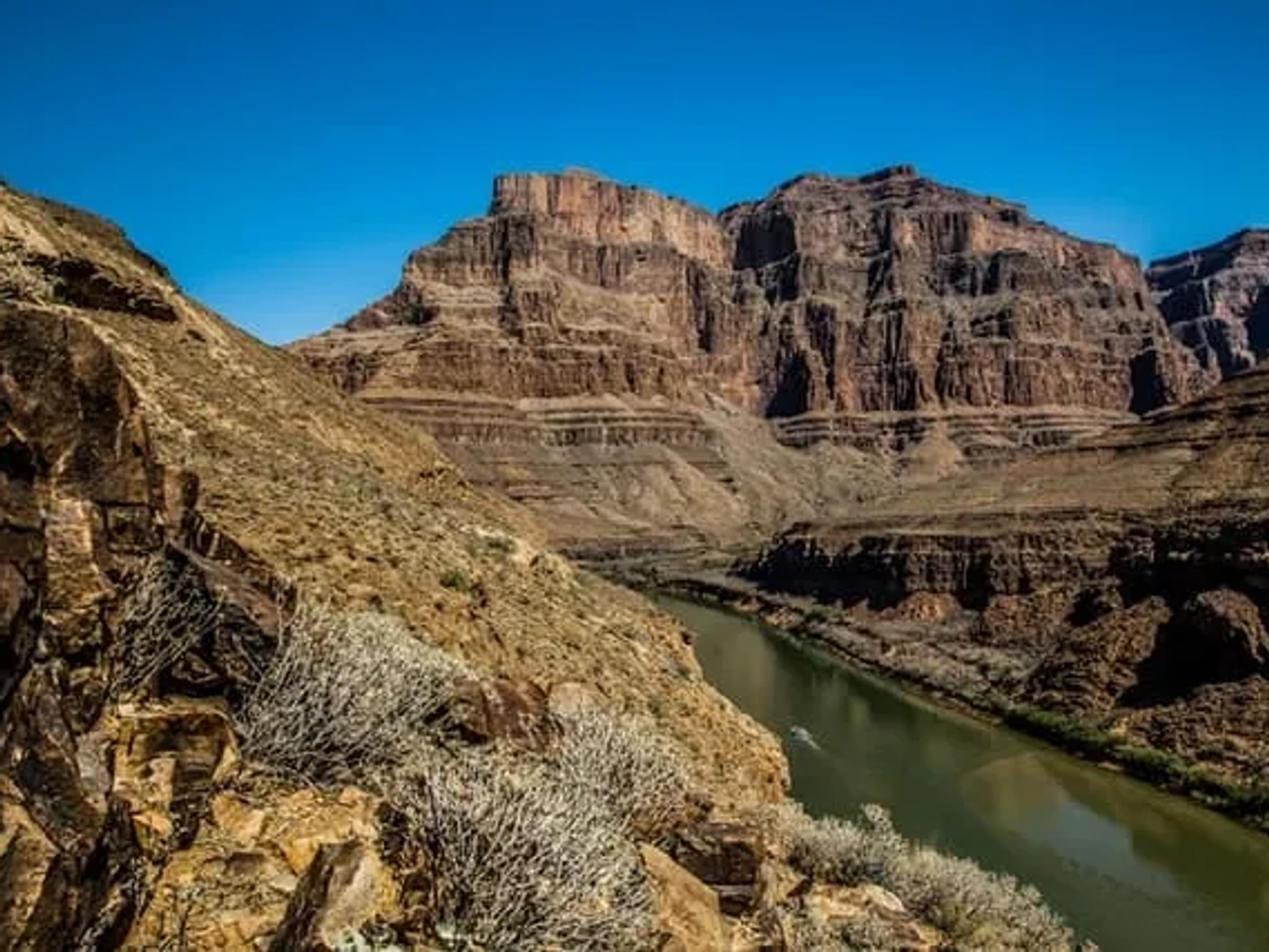 ria entre montanhas durante o dia