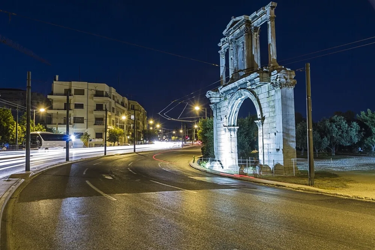 arco de adriano ao lado da estrada