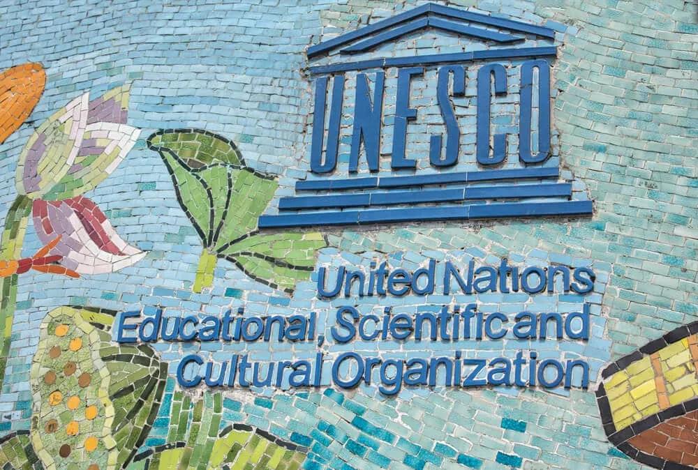 parede com logo da unesco feita de azulejos