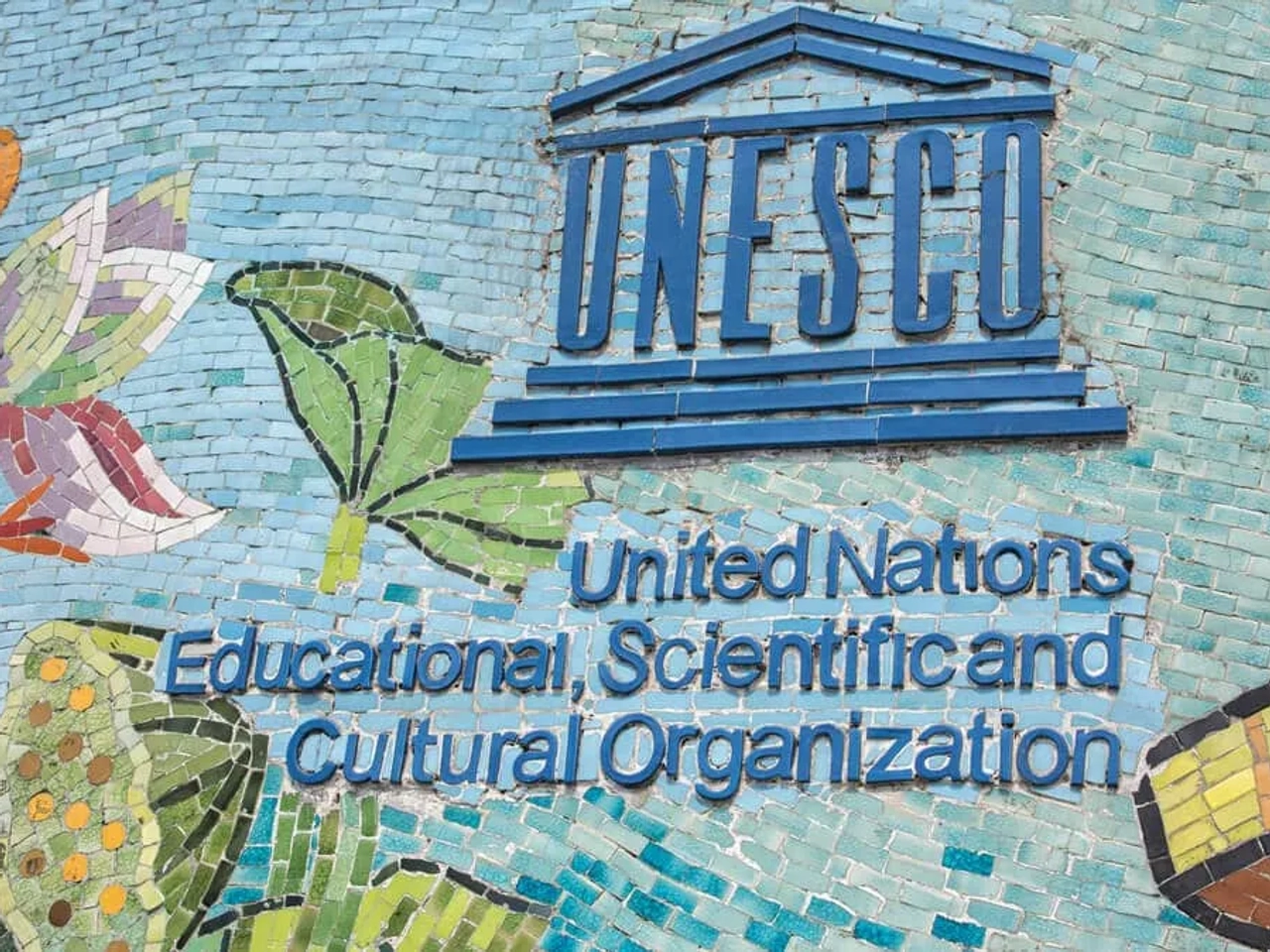 parede com logo da unesco feita de azulejos