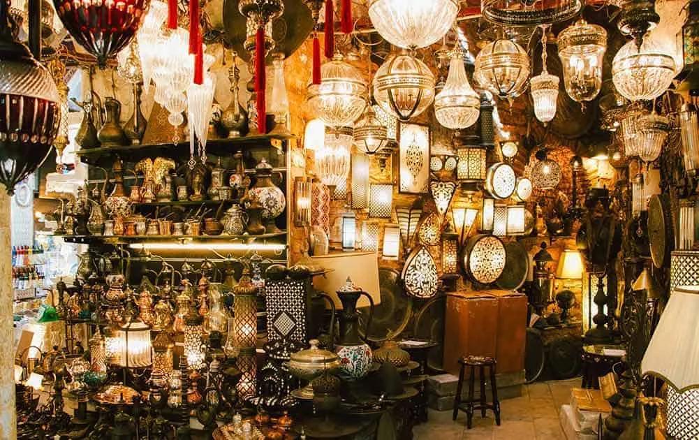 Loja repleta de lanternas e objetos decorativos típicos de Istambul.