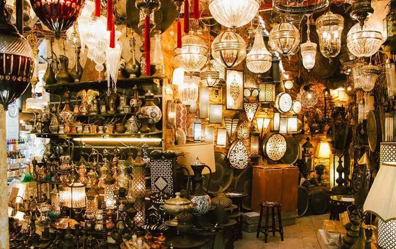 Loja repleta de lanternas e objetos decorativos típicos de Istambul.