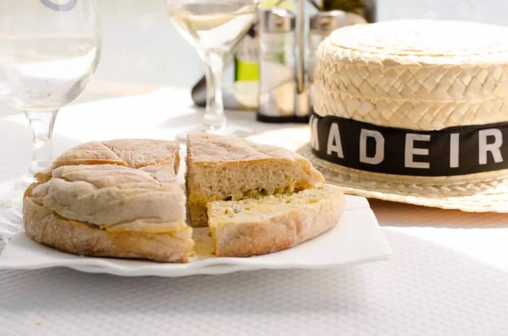 tipico bolo do caco com chapeu da madeira ao lado