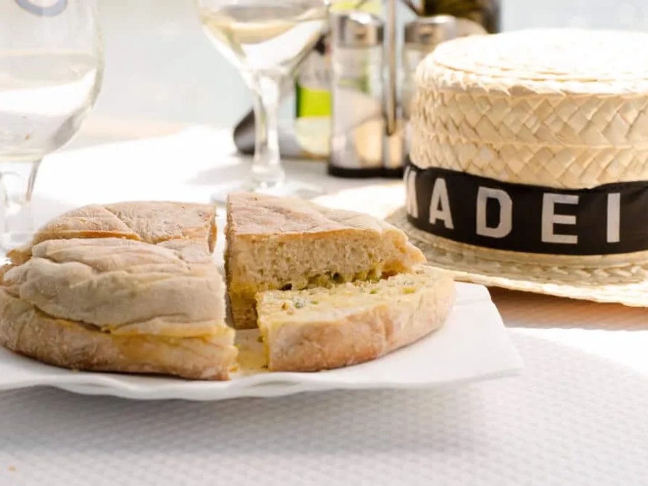 tipico bolo do caco com chapeu da madeira ao lado