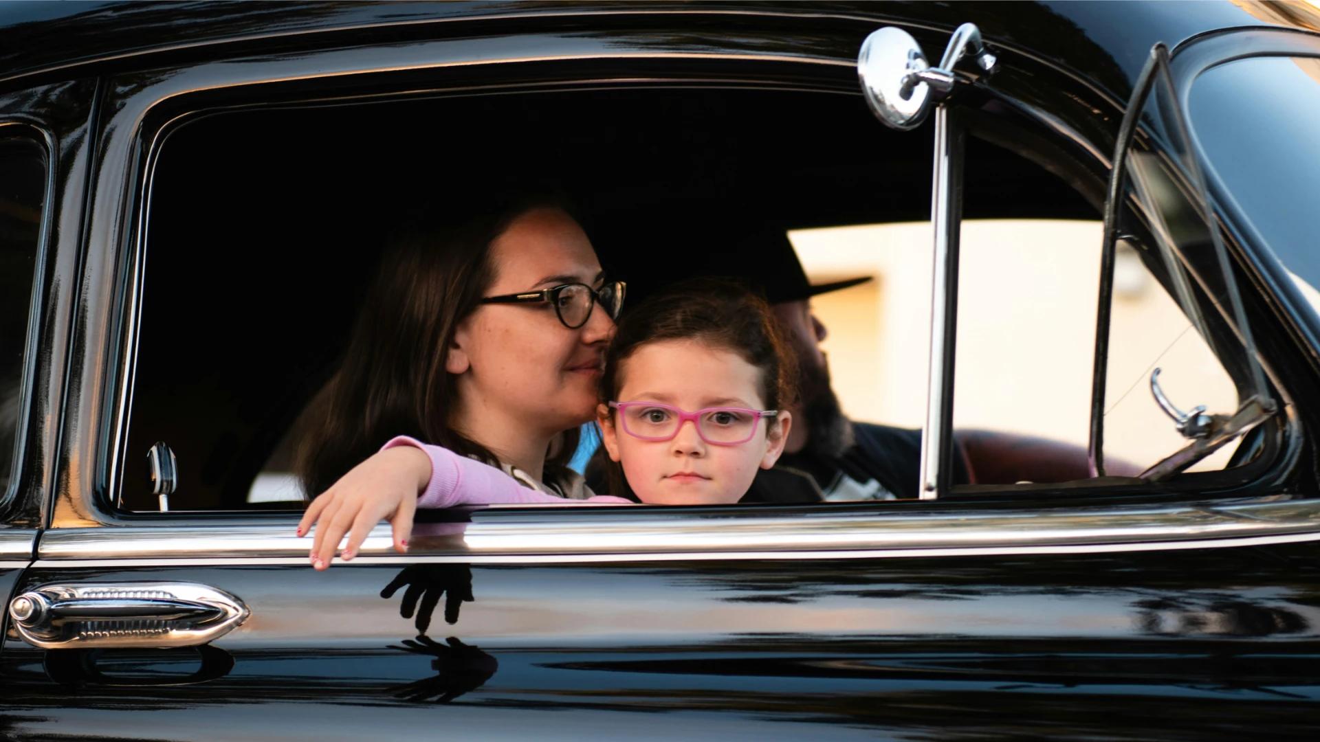 Familia viaja en coche tranquila tras averiguar cuál es el mejor seguro de vida.