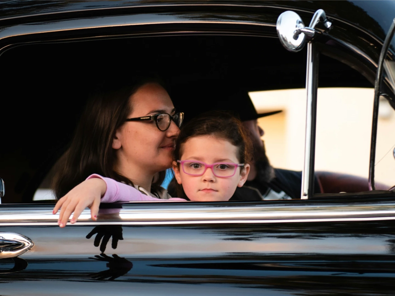 Familia viaja en coche tranquila tras averiguar cuál es el mejor seguro de vida.