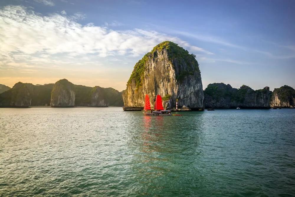 barcos a passear pela baia de halong